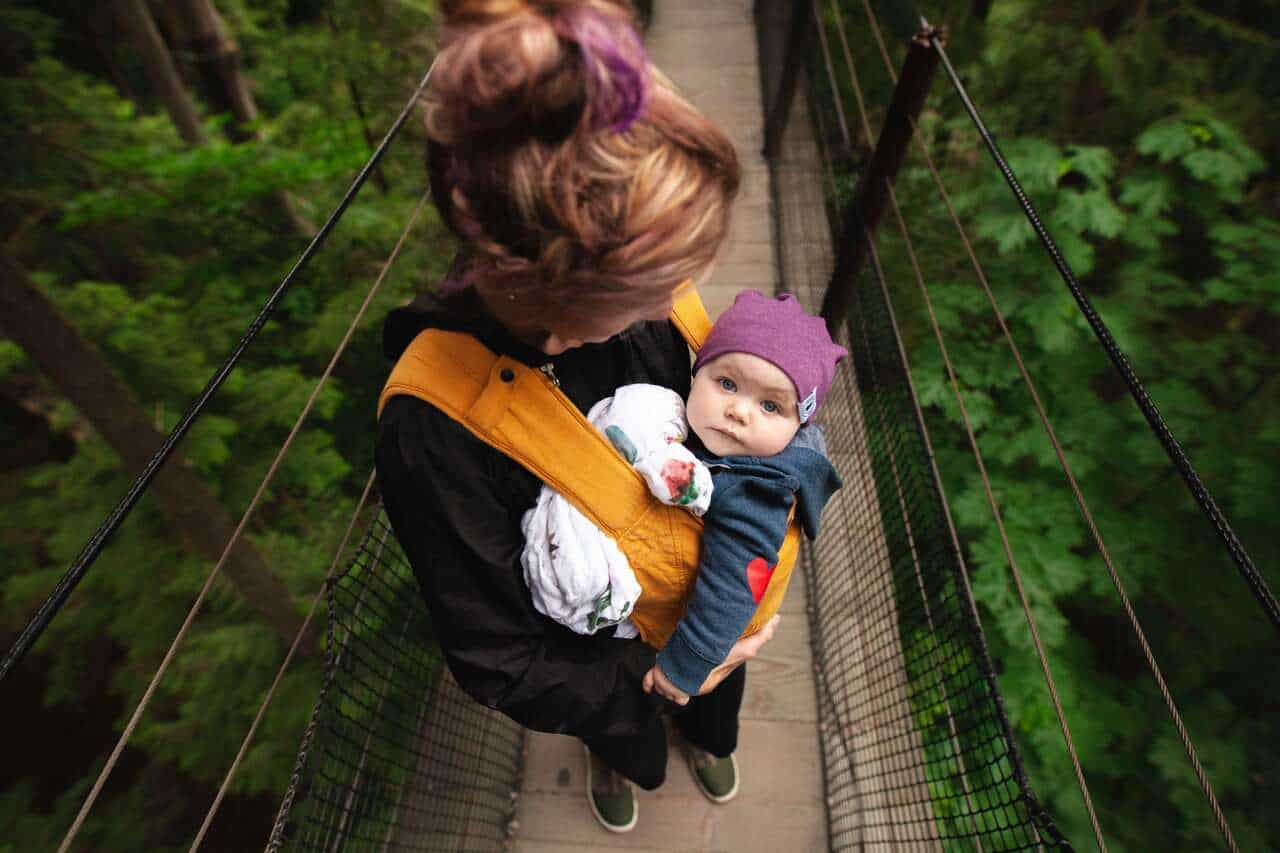 De la cate luni se pune bebe in marsupiu Pozitia corecta in marsupiu greseli frecvente - krbaby.ro